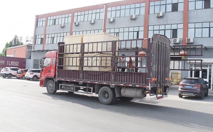 振動(dòng)篩裝車(chē)發(fā)貨 外貿(mào)振動(dòng)篩發(fā)貨